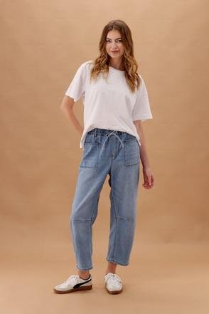 Wakee Barrel Jean Light Blue on model